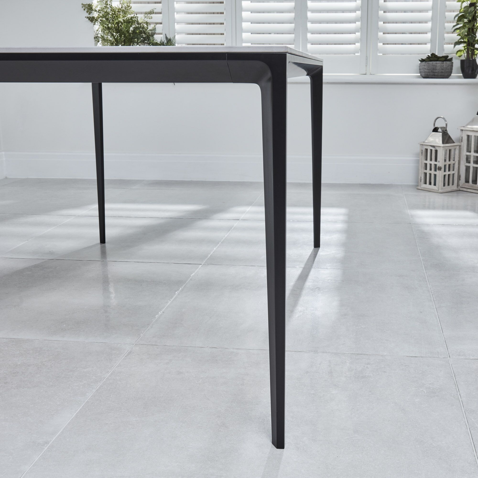 Bellagio 1.6M Grey Sintered Stone Dining Table with 4x Leo Grey Dining Chairs - Image 4