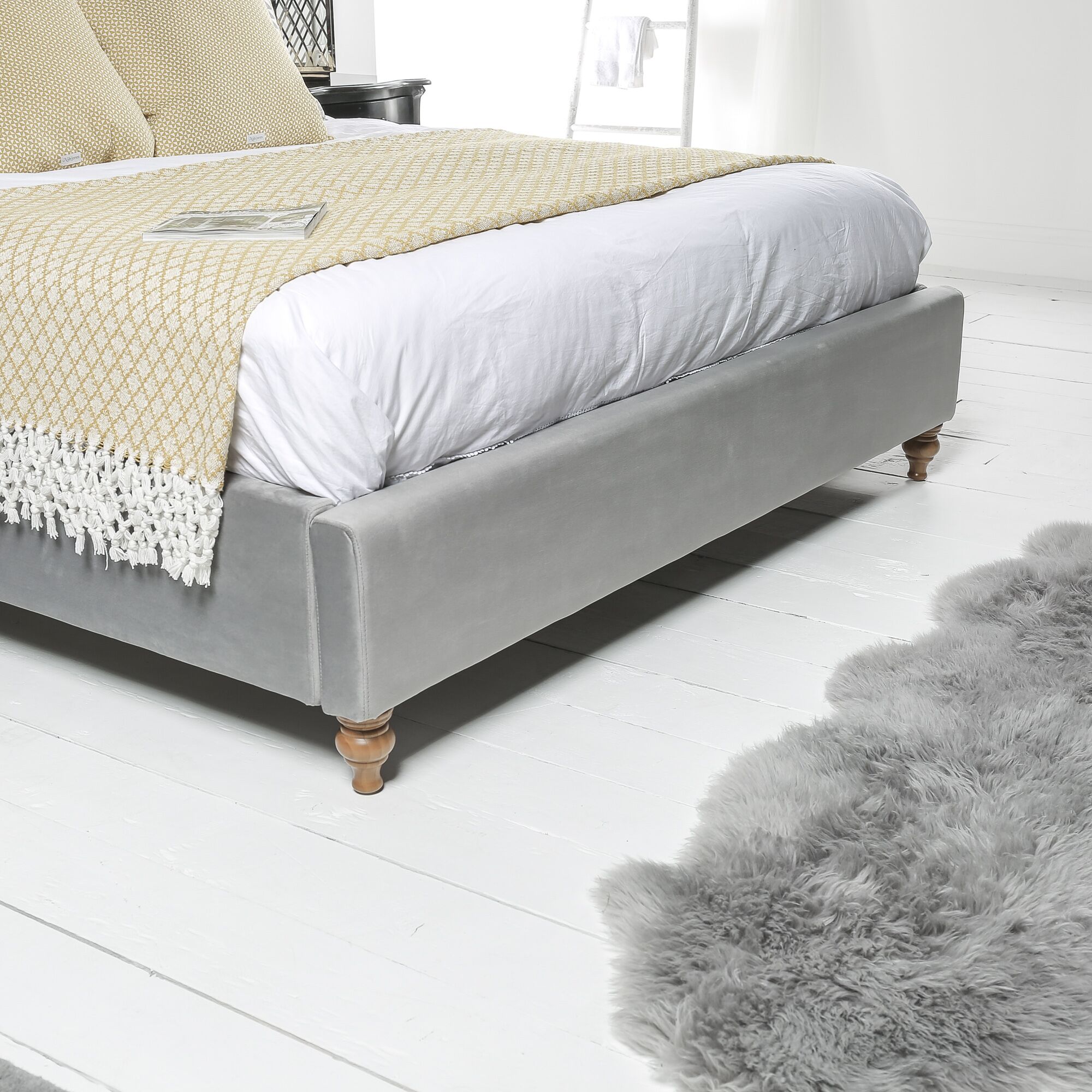 Léa 5ft Chesterfield King Size Bed With Grey Velvet Upholstery - Image 6