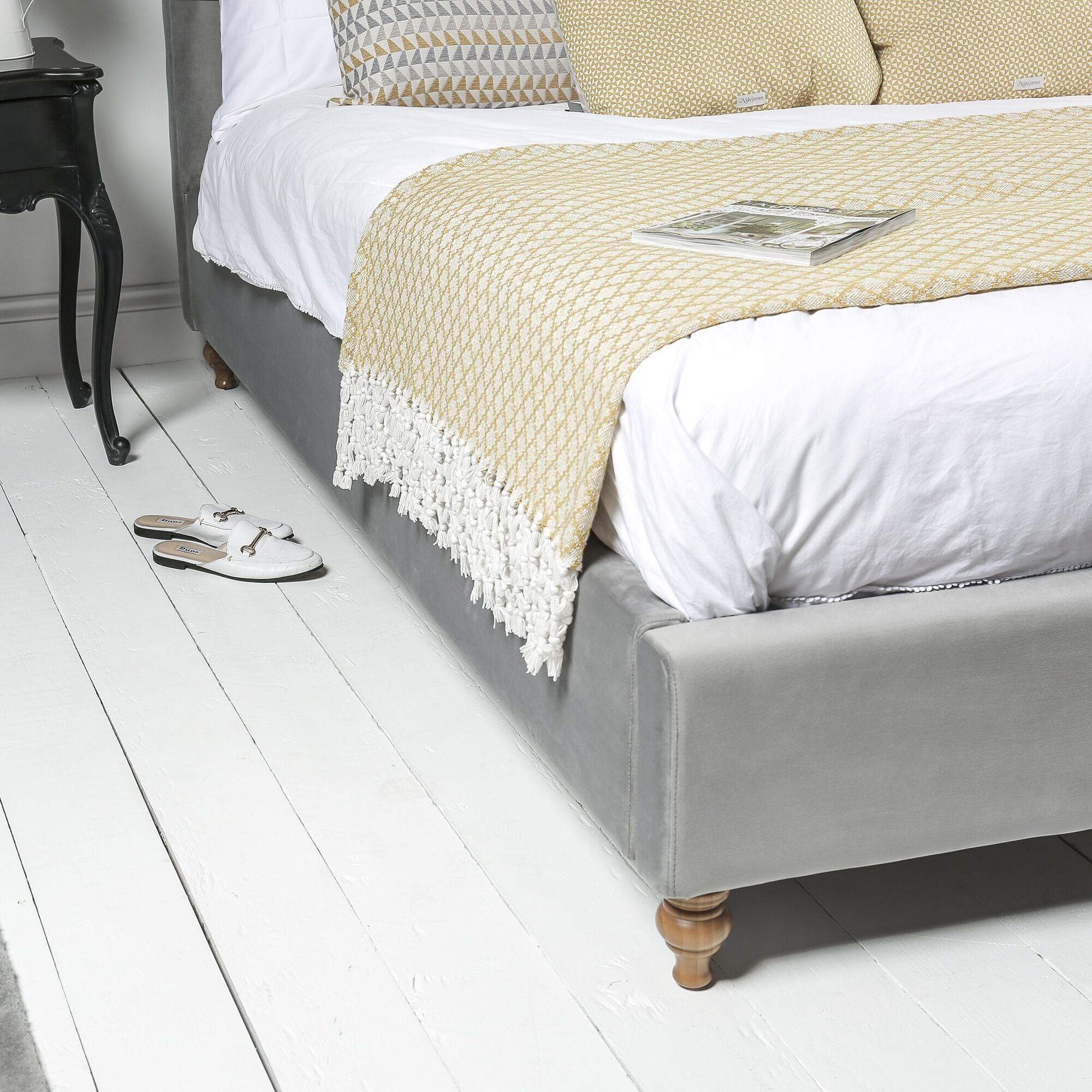 Léa 5ft Chesterfield King Size Bed With Grey Velvet Upholstery - Image 8