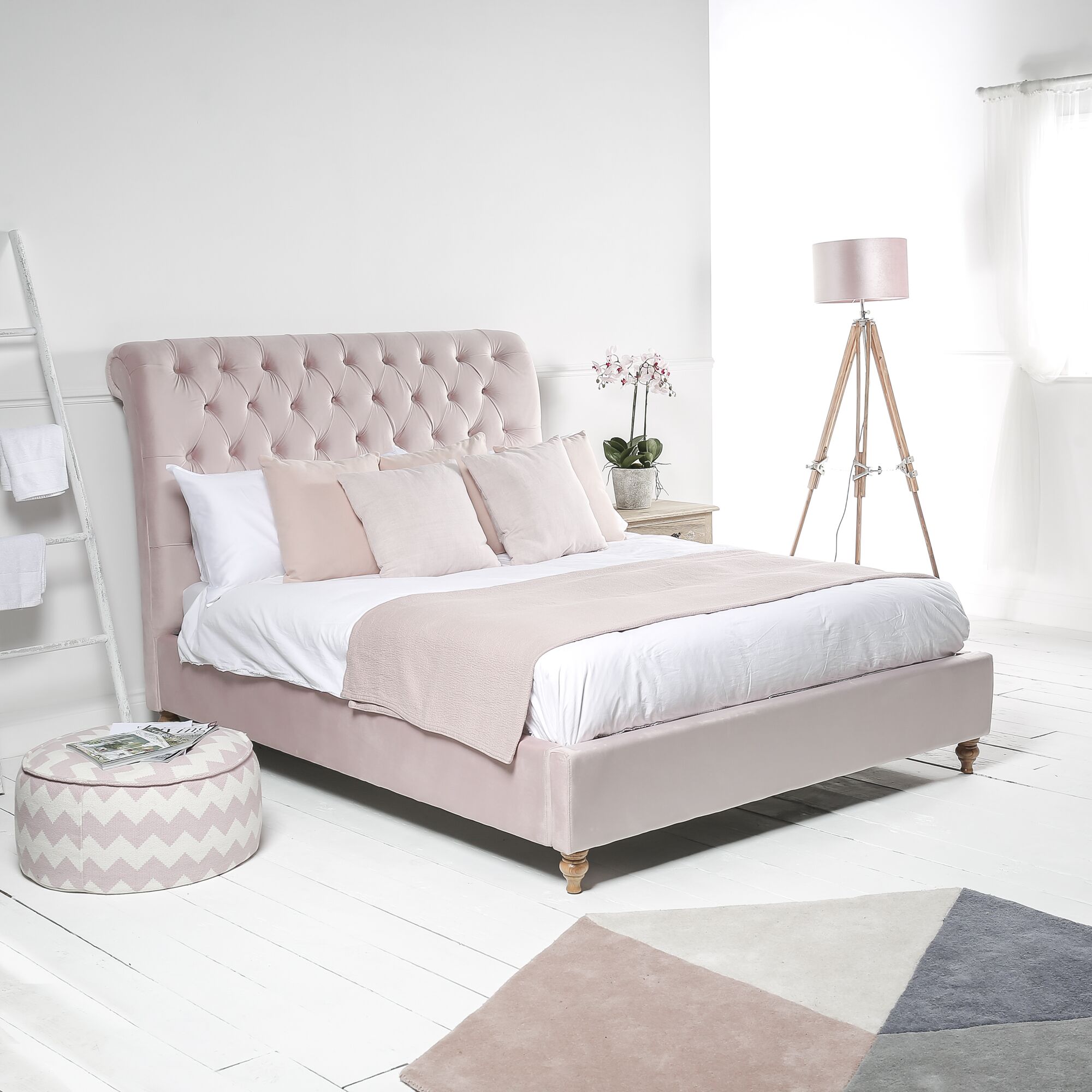 Léa Luxury Chesterfield King Size Bed in Pink Velvet (5ft) - Image 2