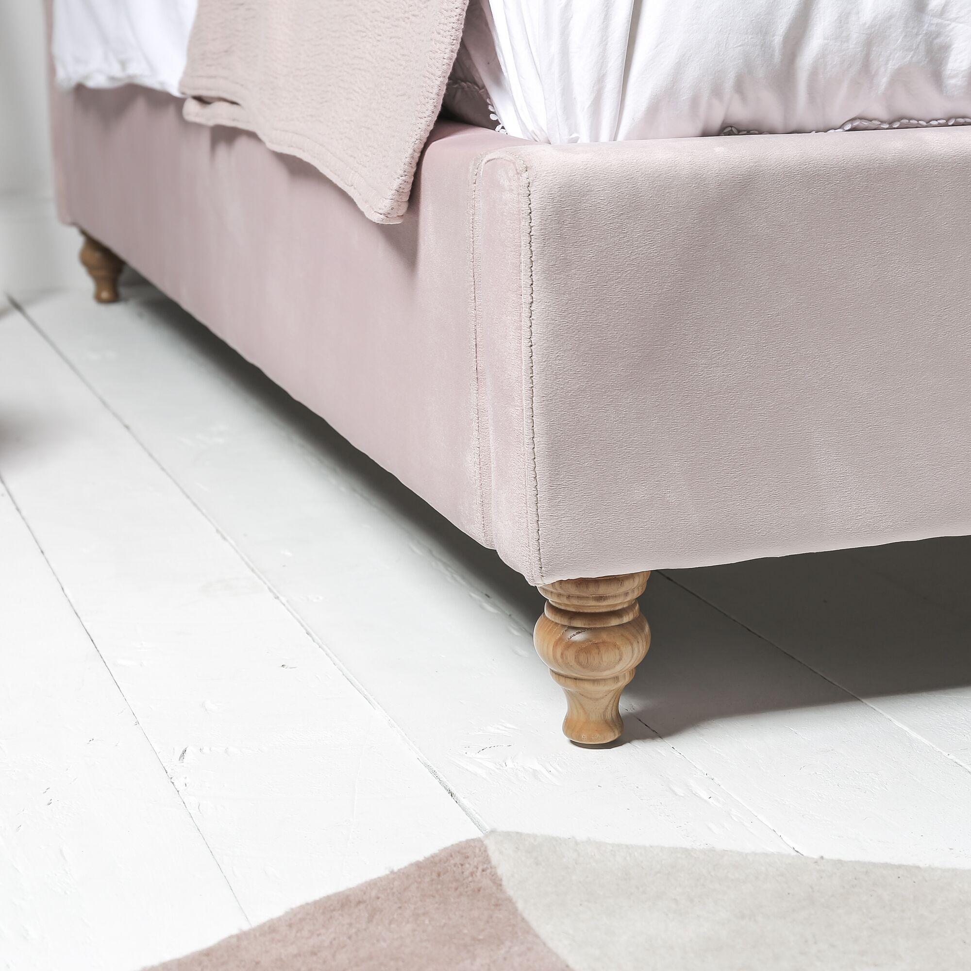 Léa Luxury Chesterfield King Size Bed in Pink Velvet (5ft) - Image 8