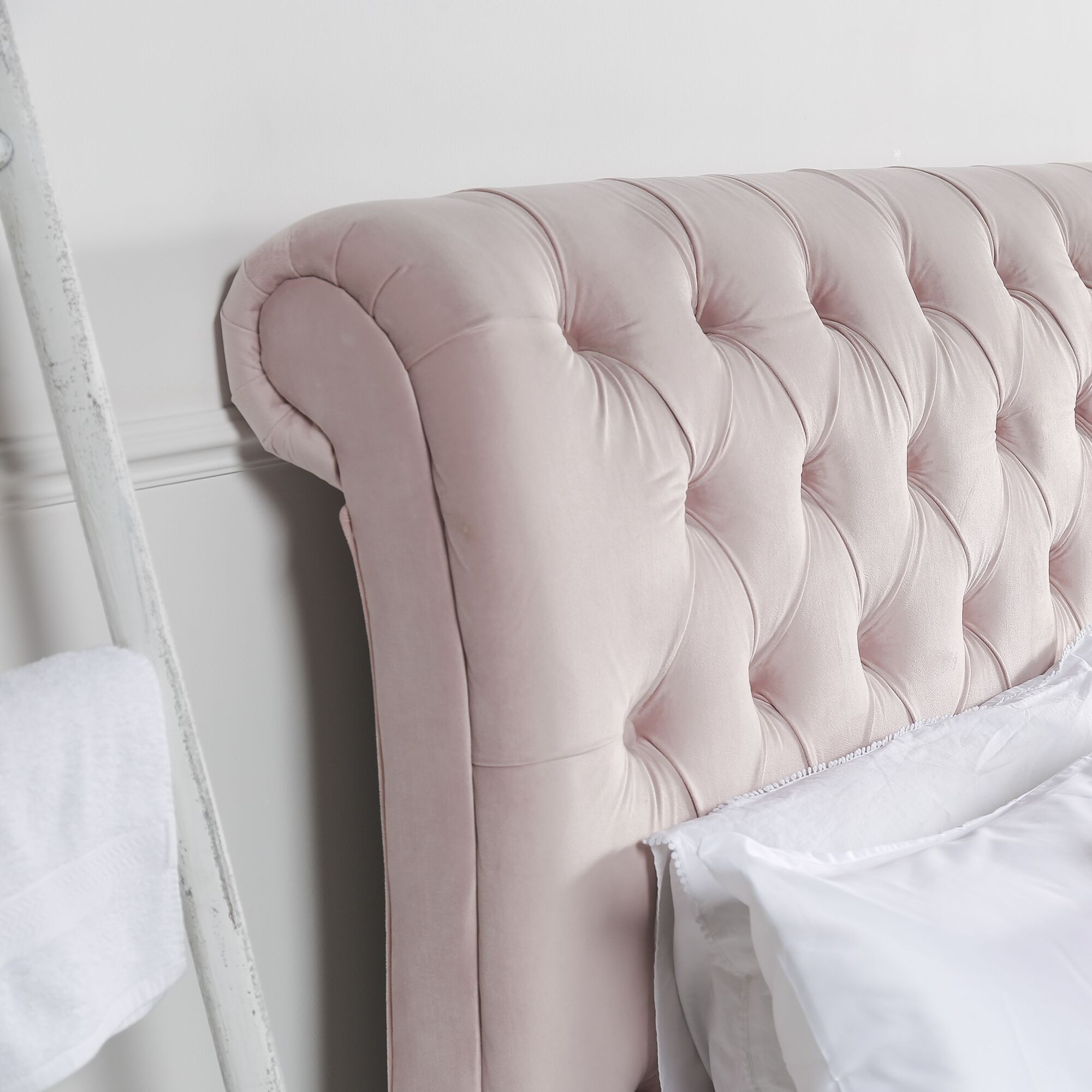 Léa Luxury Chesterfield King Size Bed in Pink Velvet (5ft) - Image 3